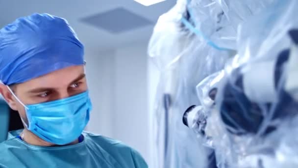 Chirurg Operačním Mikroskopem Lékař Operačním Sále Chirurgickým Vybavením — Stock video