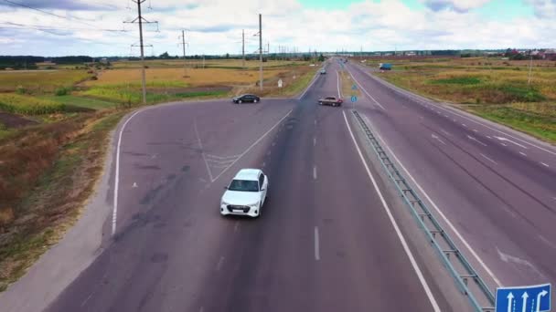 高速道路でドローンが撃たれた 広いショット空中ドローンビューは 空の道路上の車を追跡 — ストック動画