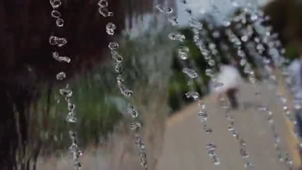 떨어지는 물줄기들이 분수의 모습을 가까이 구경함 — 비디오