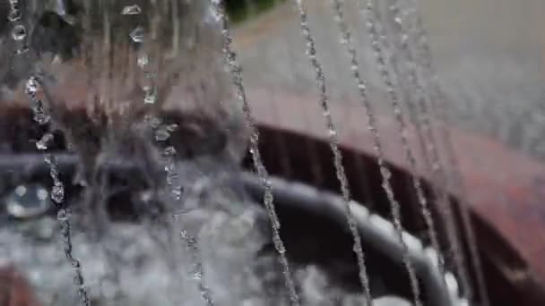 Spritzende Wasserfontäne Detail Des Steinbrunnens Klassischen Stil Mit Fließendem Wasser — Stockvideo