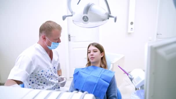 Una Donna Che Viene Dal Dentista Dentista Cura Una Paziente — Video Stock