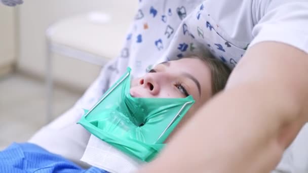 口腔科诊所的妇女医生在现代牙科诊所治疗病人的牙齿 — 图库视频影像