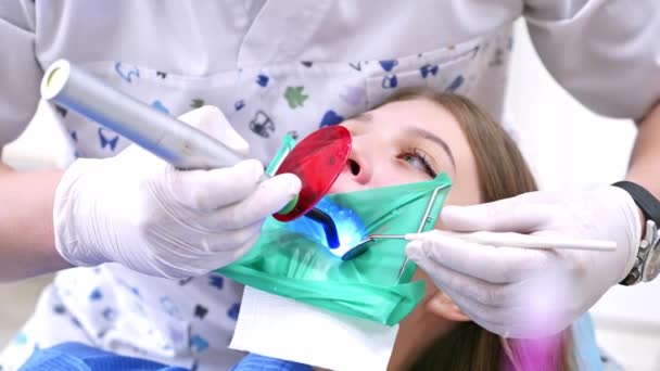 牙医与女牙一起工作 口腔科中心的牙科医生用牙科工具对妇女的牙齿进行检查 — 图库视频影像