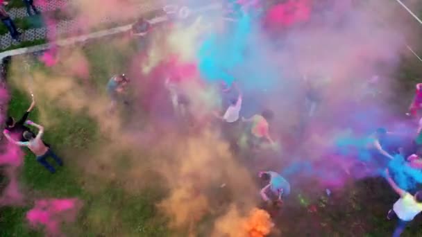 Ludzie Pokryci Kolorowym Proszkiem Szczęśliwi Młodzi Ludzie Tańczą Świętują Podczas — Wideo stockowe