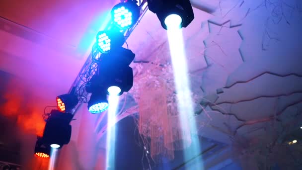 音乐会上的舞台灯光 多色光束照明设备 — 图库视频影像