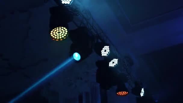 Antecedentes Palco Luzes Coloridas Close Holofotes Palco Com Raios Laser — Vídeo de Stock