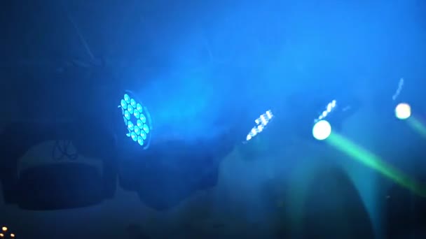 烟雾弥漫在舞台上 舞台灯光 有色聚光灯和烟雾 — 图库视频影像