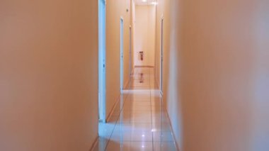 Modern bina iç kısımları. Modern ofis binasındaki boş koridor manzarası