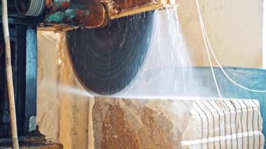 Profesyonel ekipman mermeri dairesel testere ile kesiyor.