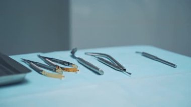 Diş bakımı için aletleri olan dişçi ofisi