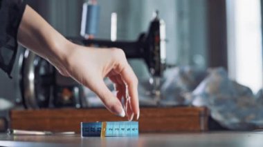 Kadının el ele sarılmış ölçüm bandını yakından izle