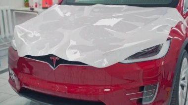 Kyiv, Ukrayna, 28 Ekim 2019: Pahalı araba yapıştırma filmi kaputu