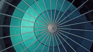 Havadan çeşmeye bakıyor.