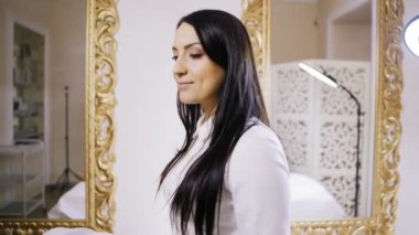 Güzellik salonundaki masada duran güzel bir genç kadının portresini yakın plan çek.