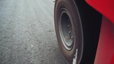 Yeni yol inşaatında çalışan yol silindirleri