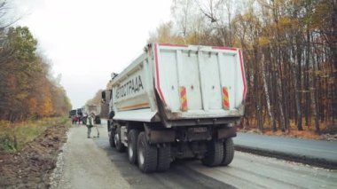 Kyiv, Ukrayna, 28 Ekim 2019: Yeni yol inşaatında yol çalışması