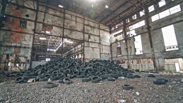リサイクルの車のホイール ごみ工場のリサイクルのための古いゴムホイール — ストック動画