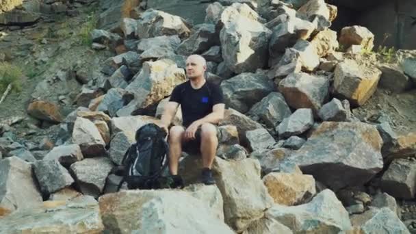 Yürüyüşten Sonra Dinlenen Bir Turist Dağlarda Etkin Bir Yürüyüşten Sonra — Stok video