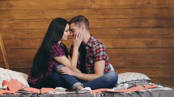 Casal Posando Fundo Feliz Jovem Casal Abraçando Uns Aos Outros — Vídeo de Stock