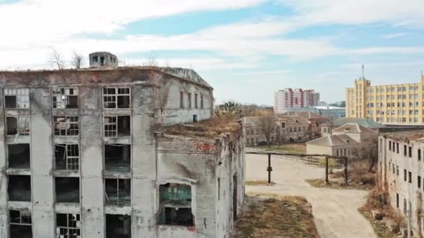 Stare Opuszczone Kamienice Wybite Okna Opuszczonym Budynku Przemysłowym — Wideo stockowe