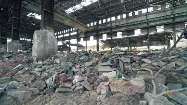 放棄された工業建築物 古い暗い工場の建物の中に産業の不気味な倉庫を放棄 — ストック動画