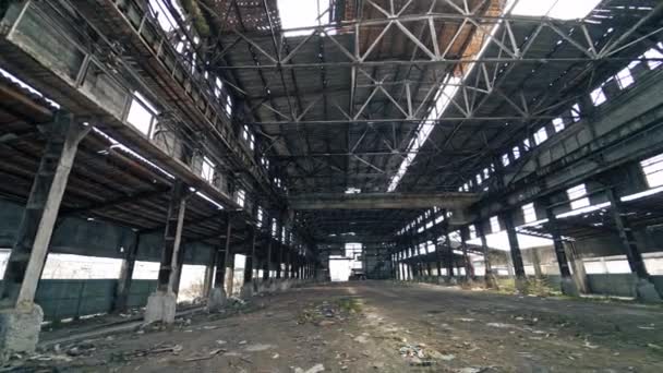 Μεγάλη Εγκαταλελειμμένη Βιομηχανική Αίθουσα Έδαφος Εγκαταλελειμμένης Βιομηχανικής Περιοχής Που Αναμένει — Αρχείο Βίντεο