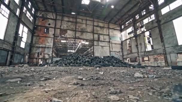 Κενό Εσωτερικό Αποθήκης Για Φόντο Βιομηχανικό Εγκαταλελειμμένο Κτίριο Εσωτερικό Σκούρα — Αρχείο Βίντεο
