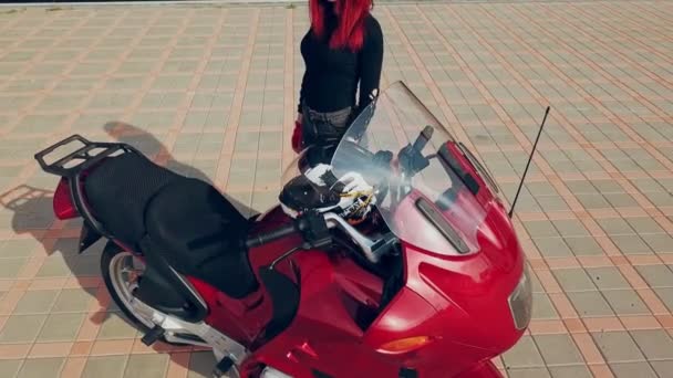 Kobieta Siedząca Motocyklu Widok Góry Kobiety Siedzącej Nowoczesnym Niestandardowym Motocyklu — Wideo stockowe