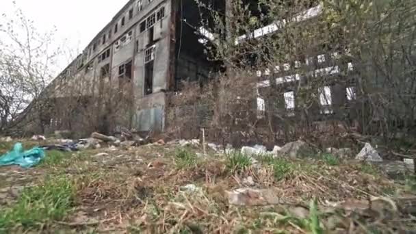 Industrielle Außenfassade Eines Alten Fabrikgebäudes Verlassene Fabrikhallen Und Gebäude Warten — Stockvideo