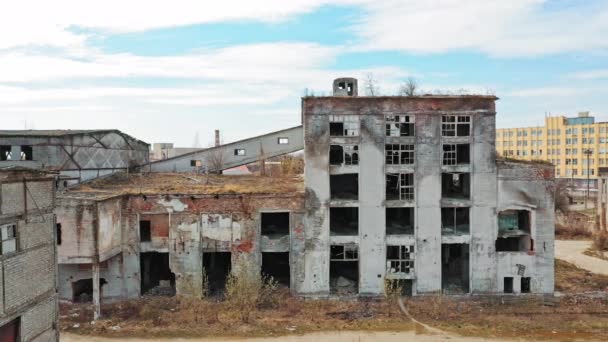 废弃建筑的正面 老旧的工厂以破碎的窗户展现了后工业时代的困境 — 图库视频影像