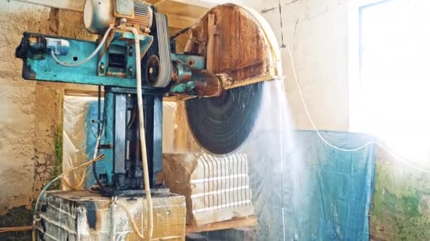 Μάρμαρο Ψύχεται Νερό Κατά Την Κοπή Στο Εργοστάσιο — Αρχείο Βίντεο