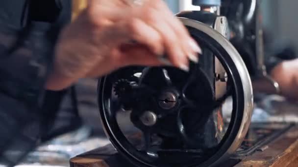 Dikiş Makinesindeki Kadın Terziye Yakın Çekim — Stok video