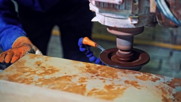 圆锯专业工人切割瓷砖 — 图库视频影像