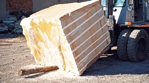 Industriële Zware Machines Heftruck Transporteren Groot Marmeren Blok — Stockvideo