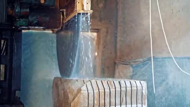 Kesilirken Suyla Soğutulmuş Mermer — Stok video