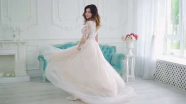 Genç ve çekici gelin. Moda düğün tarzı görünümü