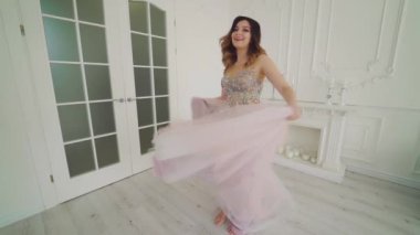 Lüks otel odasında güzel bir gelin. Genç ve mutlu gelinin odada görüntüsü