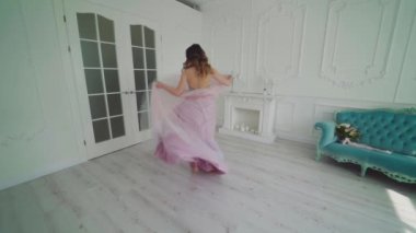 Klasik, genç, muhteşem gelin. Stüdyo odasında dans eden gülümseyen genç gelinin görüntüsü