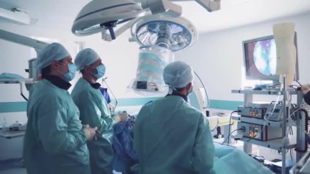 Работа Больничной Команде Хирург Анализирует Результаты Тестирования Сердца Пациента Анатомию — стоковое видео