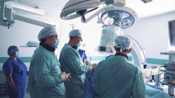 Operationsteamet Operationssalen Läkarteam Som Utför Kirurgiska Ingrepp — Stockvideo