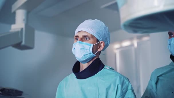 Los Cirujanos Realizan Operaciones Complejas Cirujano Masculino Profesional Mirando Pantalla — Vídeo de stock
