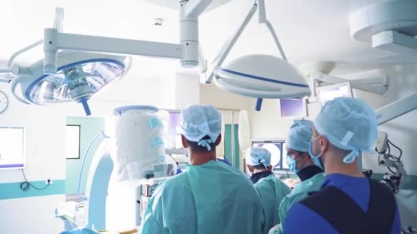 Zabieg Medyczny Izbie Przyjęć Zespół Chirurgiczny Wykonujący Operacje Nowoczesnym Teatrze — Wideo stockowe