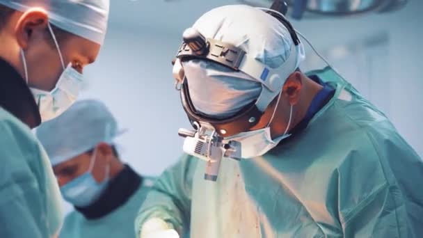 Zespół Medyczny Pomaga Pacjentowi Chirurg Zespołem Wykonujący Operację Pacjencie Sala — Wideo stockowe