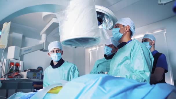 Operace Záchranu Lidského Života Tým Lékařů Soustředí Pacienta Během Operace — Stock video