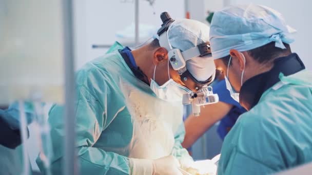 Medisch Team Treedt Medisch Team Opererend Operatiekamer Van Het Ziekenhuis — Stockvideo