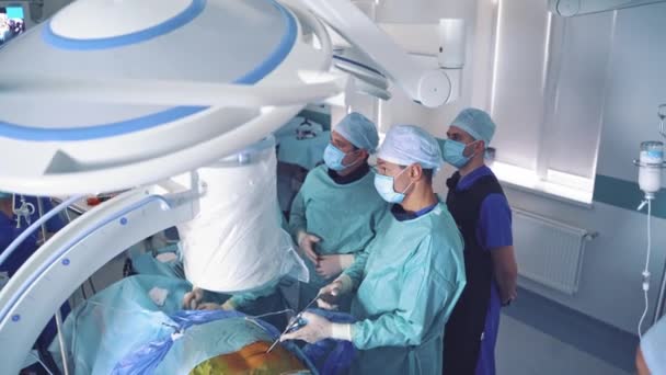 전문적 치료와 수술중에 의사들 수술실에서 일하는 — 비디오