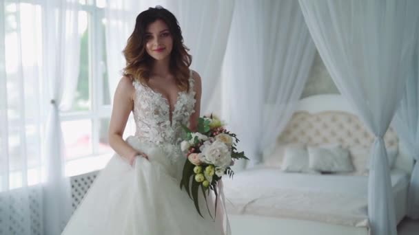 Krásná Mladá Nevěsta Ložnici Krásná Mladá Nevěsta Bílých Svatebních Šatech — Stock video