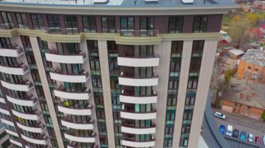 Gelecekçi mimari şehir manzarası. Modern yüksek katlı apartmanların ön cephe görüntüsü
