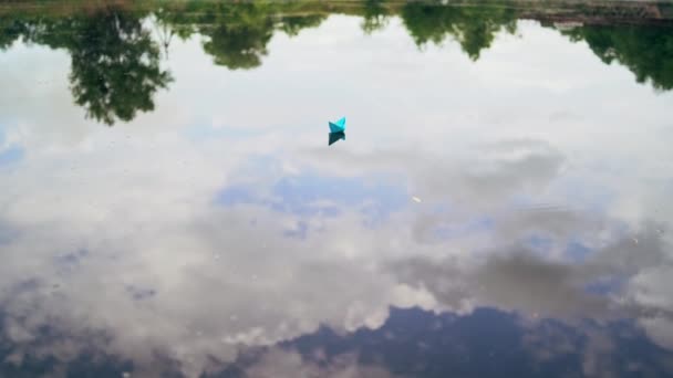 Papierboot Auf Dem Fluss Papierboot Segelt Auf Dem Fluss — Stockvideo