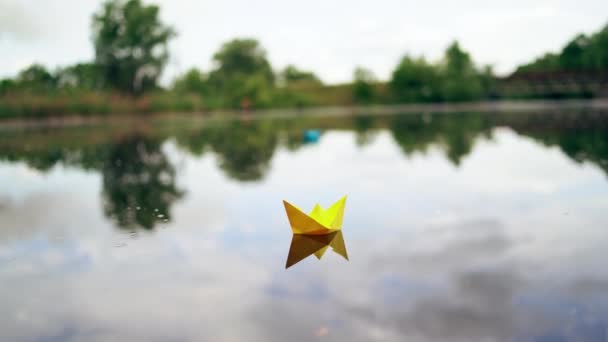 Бумажная Лодка Плывущая Голубой Воде Простая Маленькая Бумажная Лодка Оригами — стоковое видео